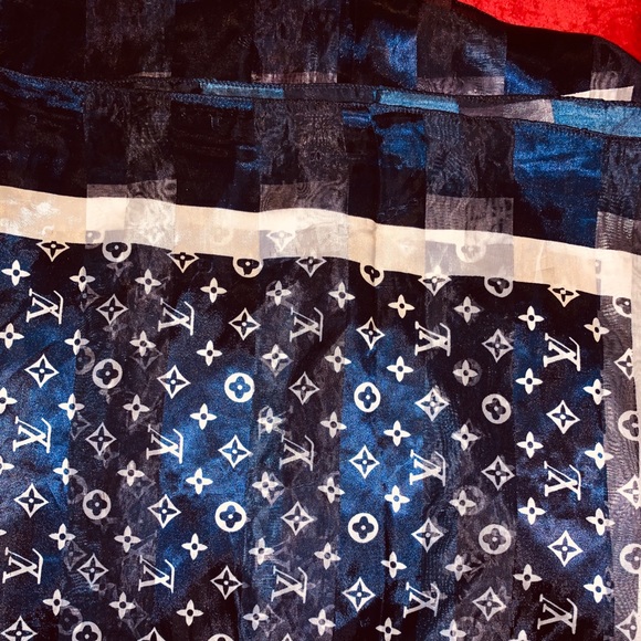 Louis Vuitton Accessories - Selling a LV scarf Louis Vuitton Accessories - Selling a LV scarf